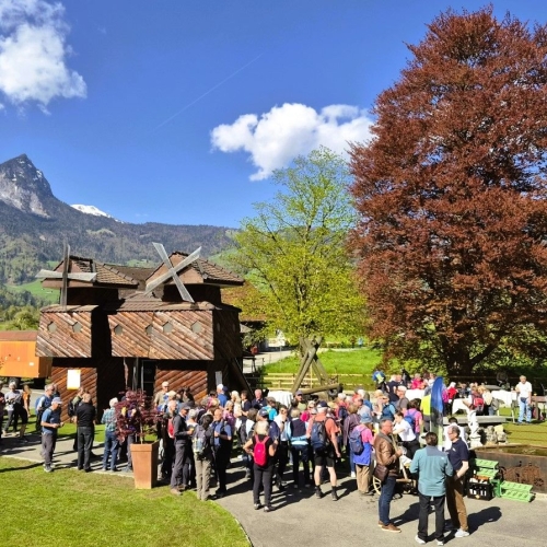 260418_DF_kurz_12 Ankunft beim Hotel Bahnhof  Giswil