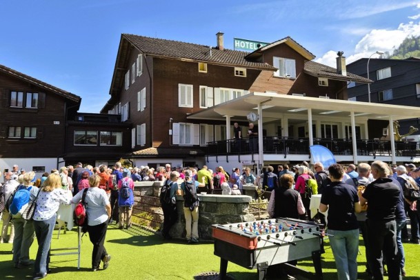 GV 26 03 Begrüssung der begeisterten Wanderschar