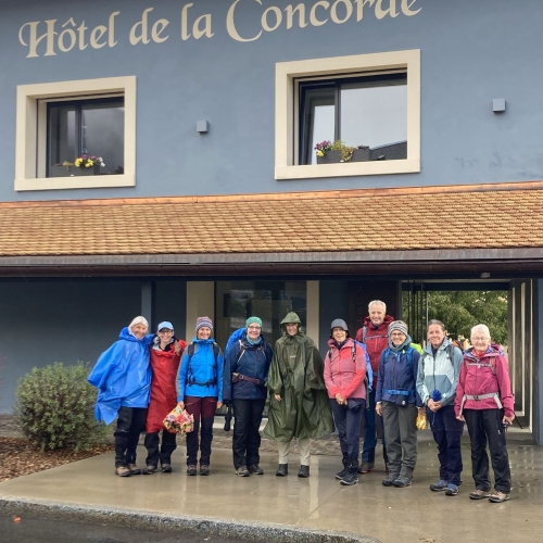 54_05_Zufriedene-Gesichter-beim-Start-des-zweiten-Tages-trotz-Regen 005