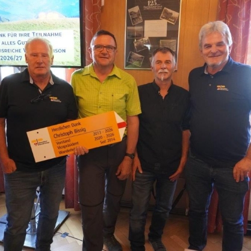 GV 26 23 In der Mitte die Neugewählten, Markus Thalmann, Rechnungsrevisor und Sepp Stalder, Vorstand