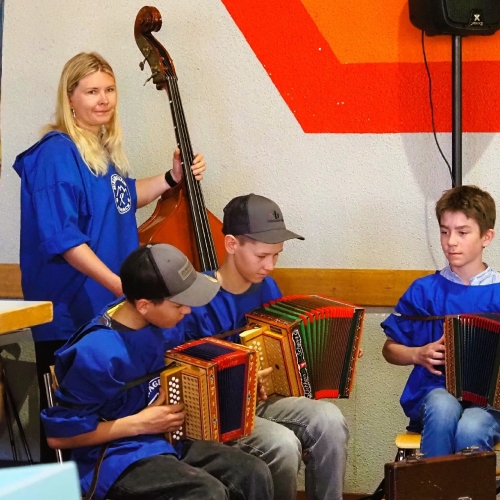 13 eingestimmt mit musikalischem Auftakt 006