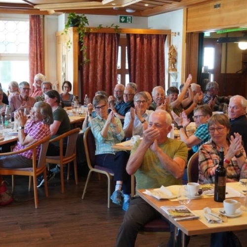 GV 26 20 Die GV stimmt der Ehrung begeistert zu